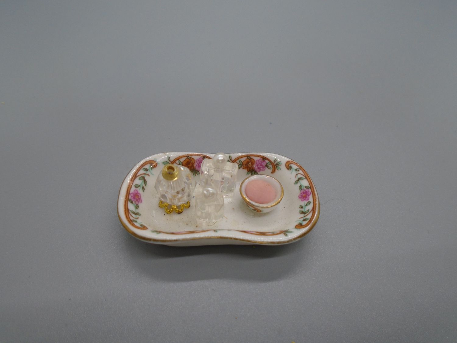 WASH TRAY WITH ACCESSORIES