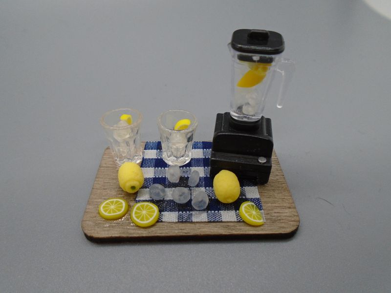 MAKING LEMON DRINKS
