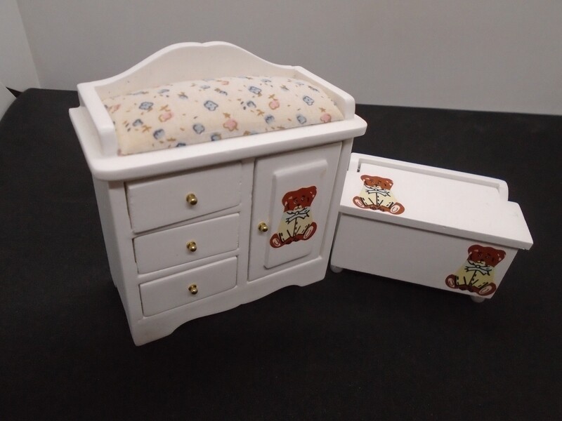 MATCHING CHANGING UNIT AND TOY BOX