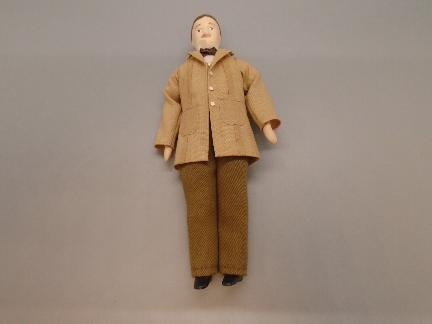 MAN IN BEIGE BROWN SUIT