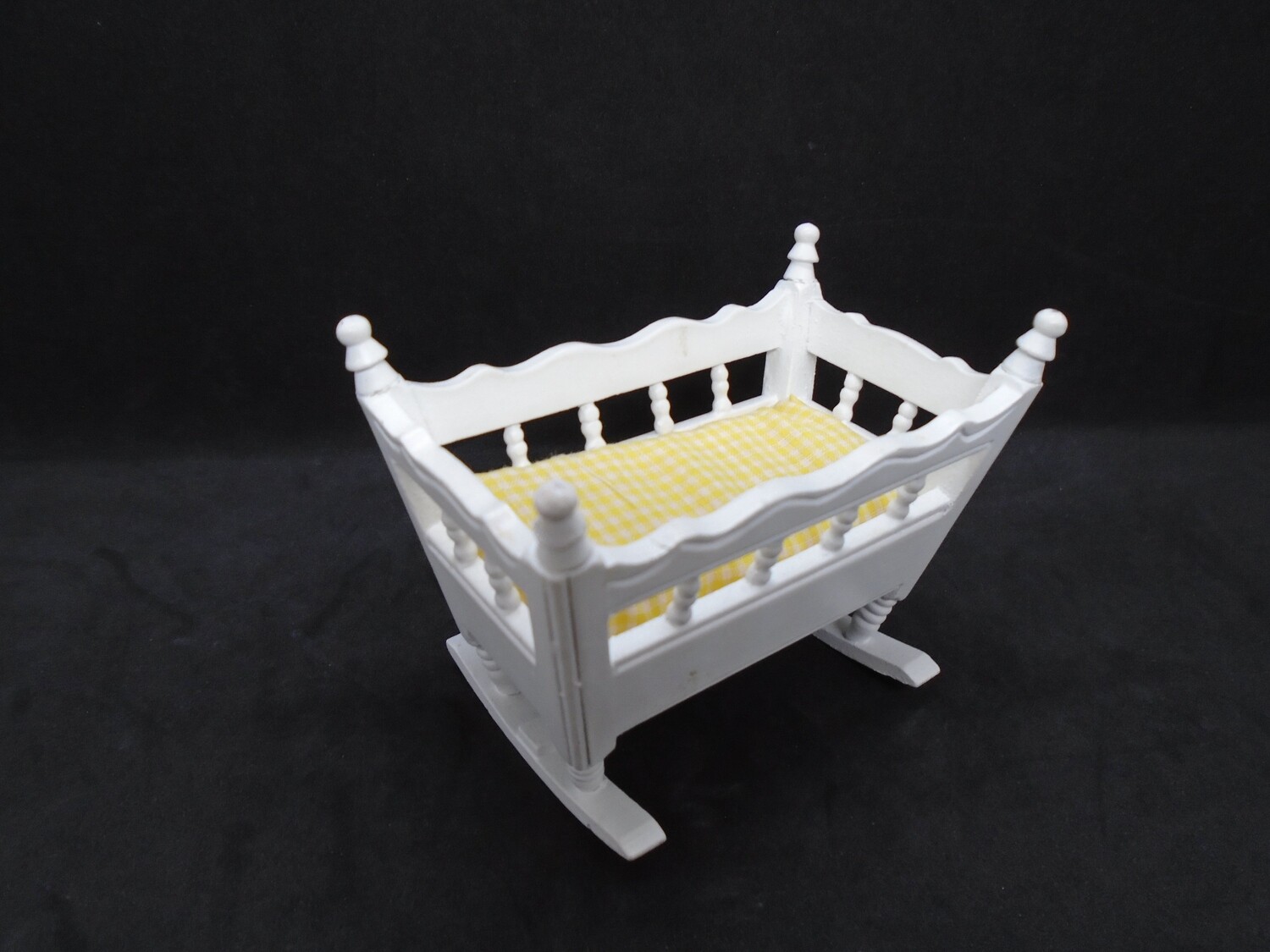 WHITE CRIB WITH YELLOW BEDDING