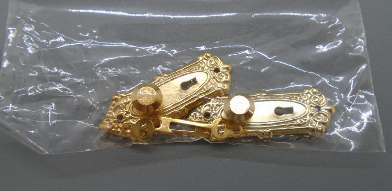 2 DOOR KNOBS AND KEY PLATES WITH KEYS