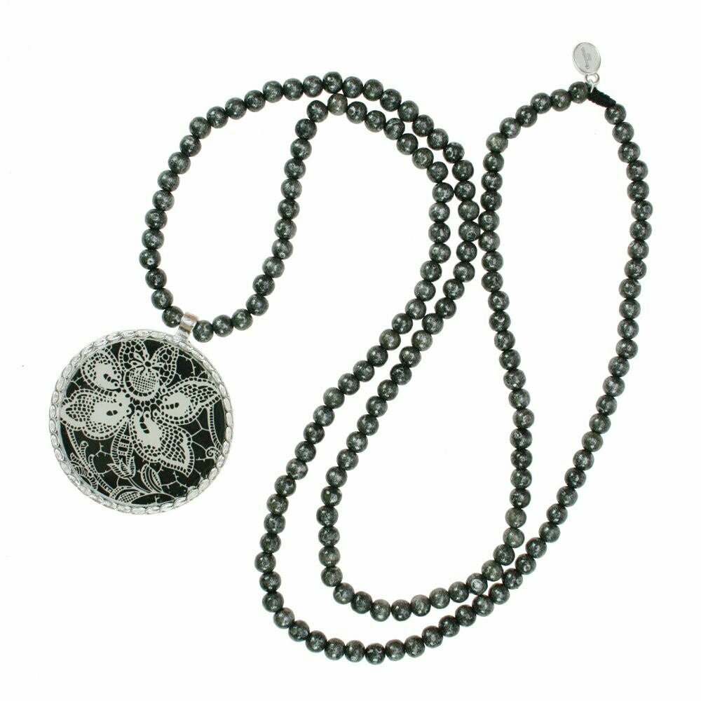 Schwarze  Holzkette mit Medaillon Spitzendruck