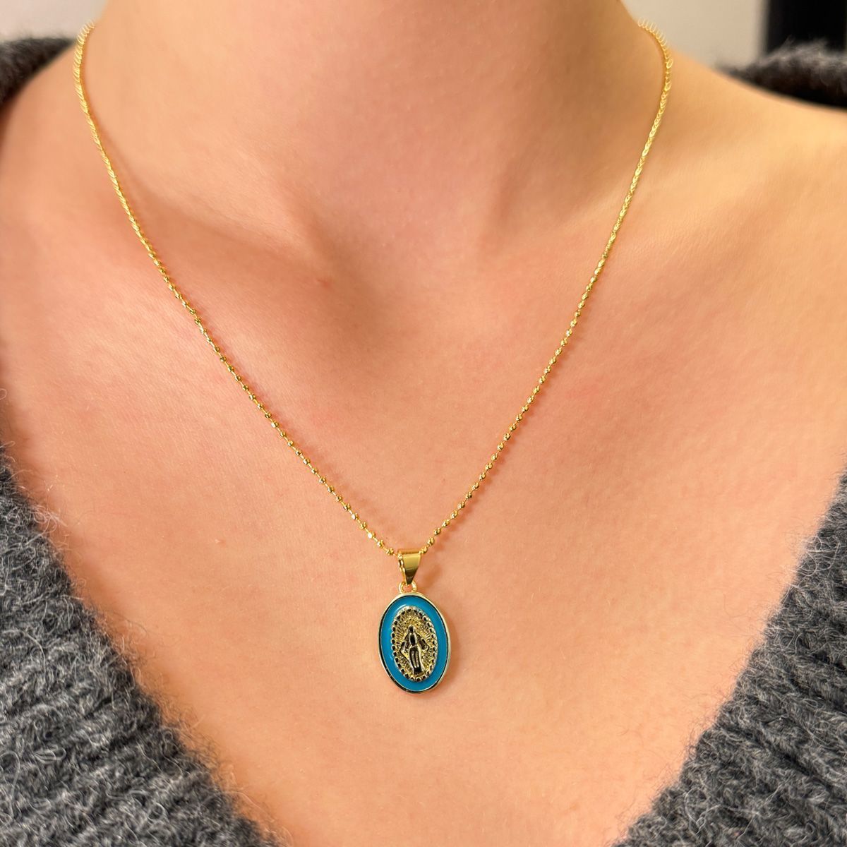 Goldkettchen mit Madonna Blau