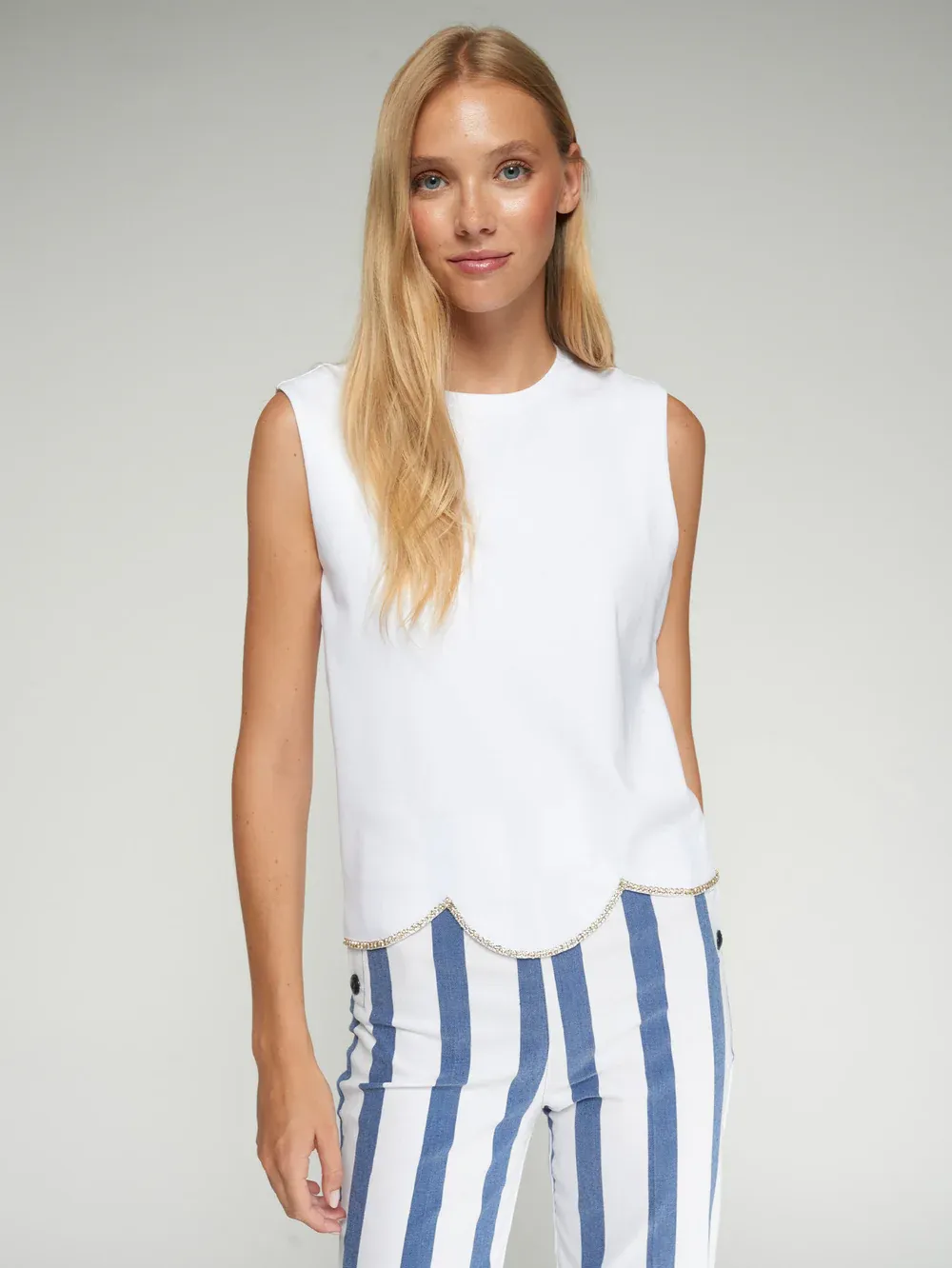 WHITE SLEEVELESS TOP WITH SCALLOPED RHINESTONES