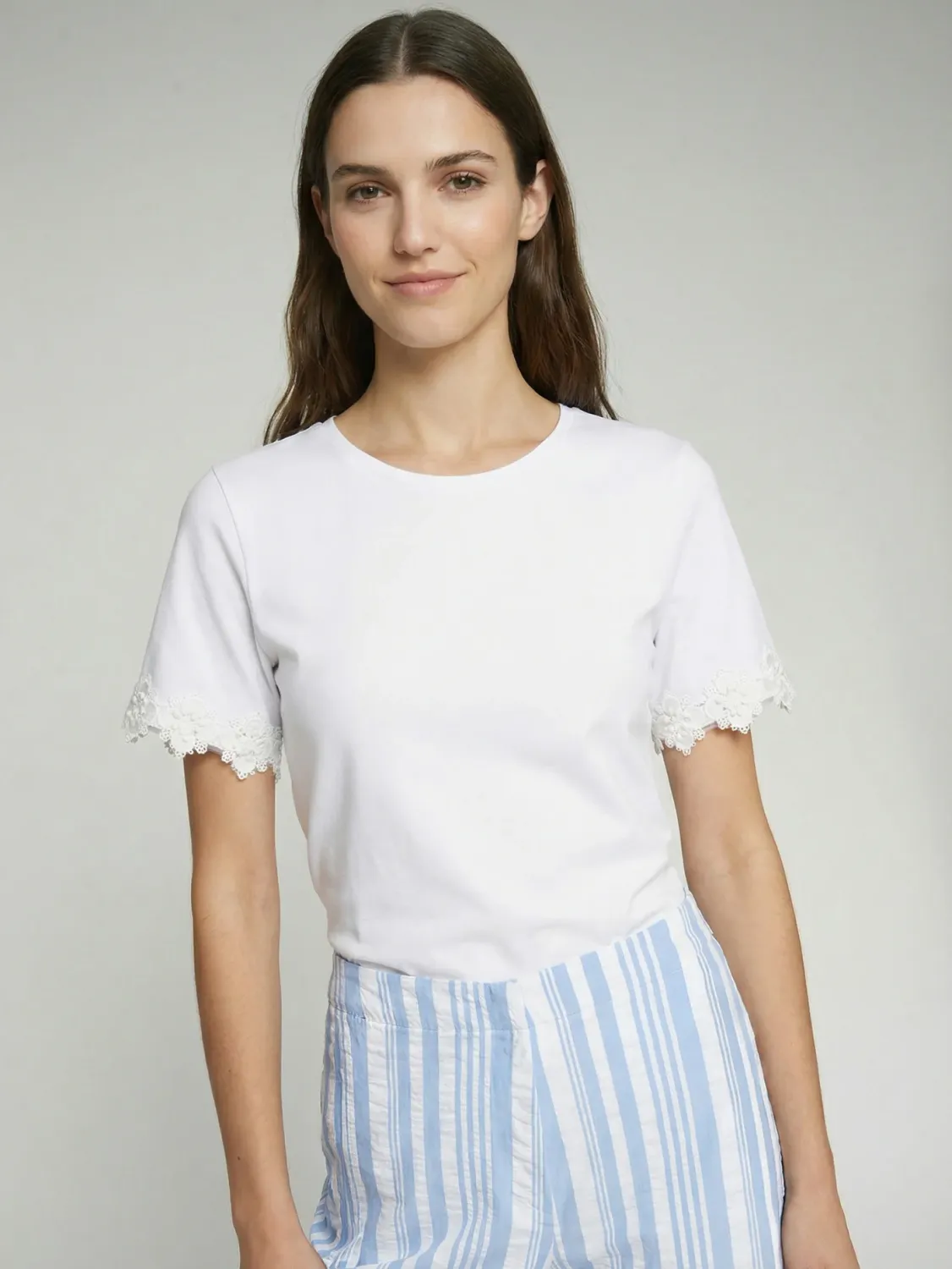 WHITE T-SHIRT WITH LACE SLEEVES
