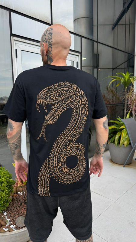 camiseta Cobra/serpente tribal (GG)