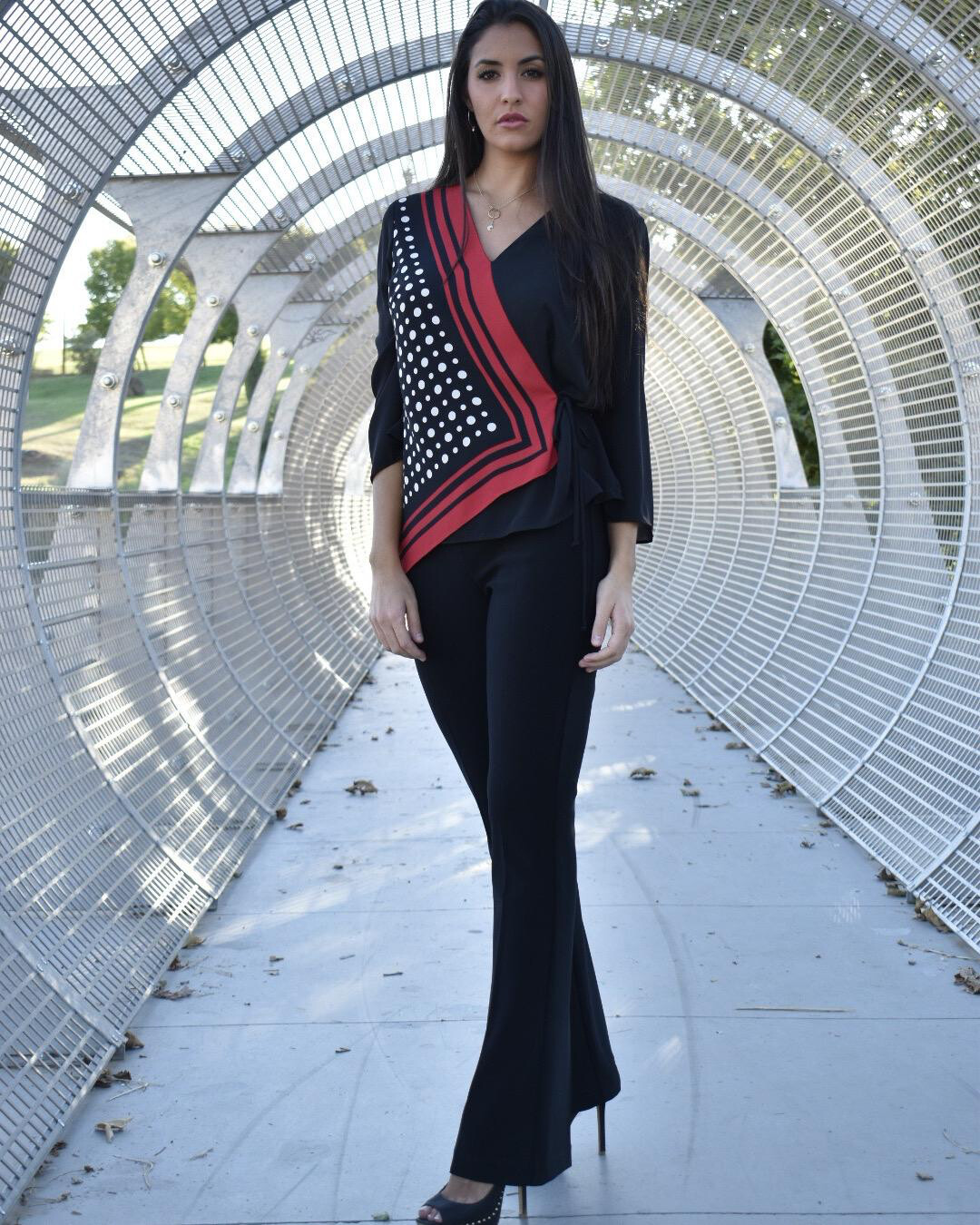 Blusa lunares y lazo
