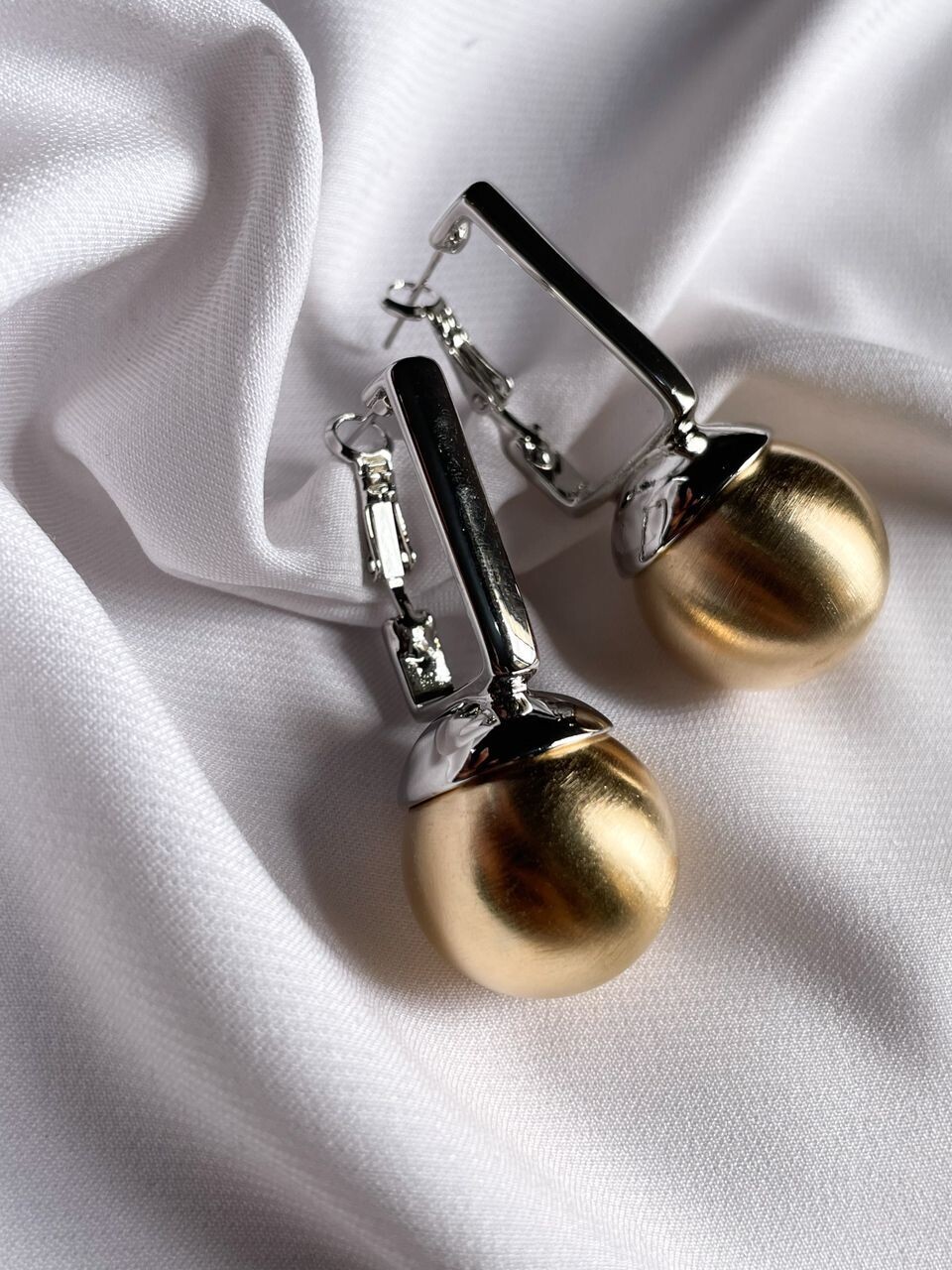 Swinging ball piece