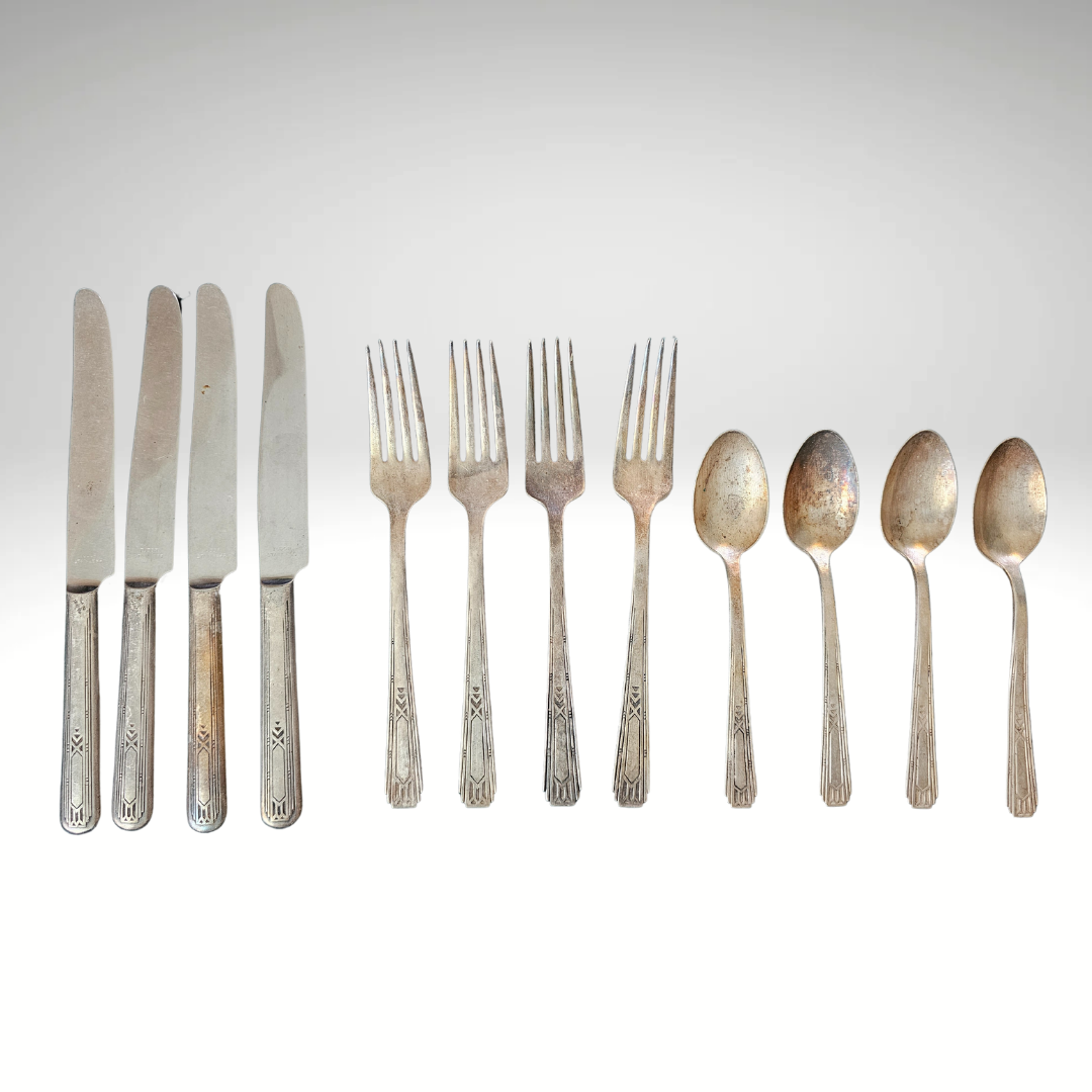WM Rogers &amp; Sons 12-piece Antique Silverware Set