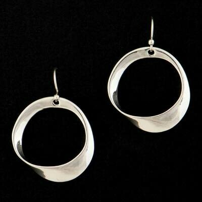 Earring with curved circle