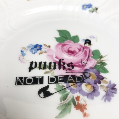 Dessertteller >Punks not dead<
