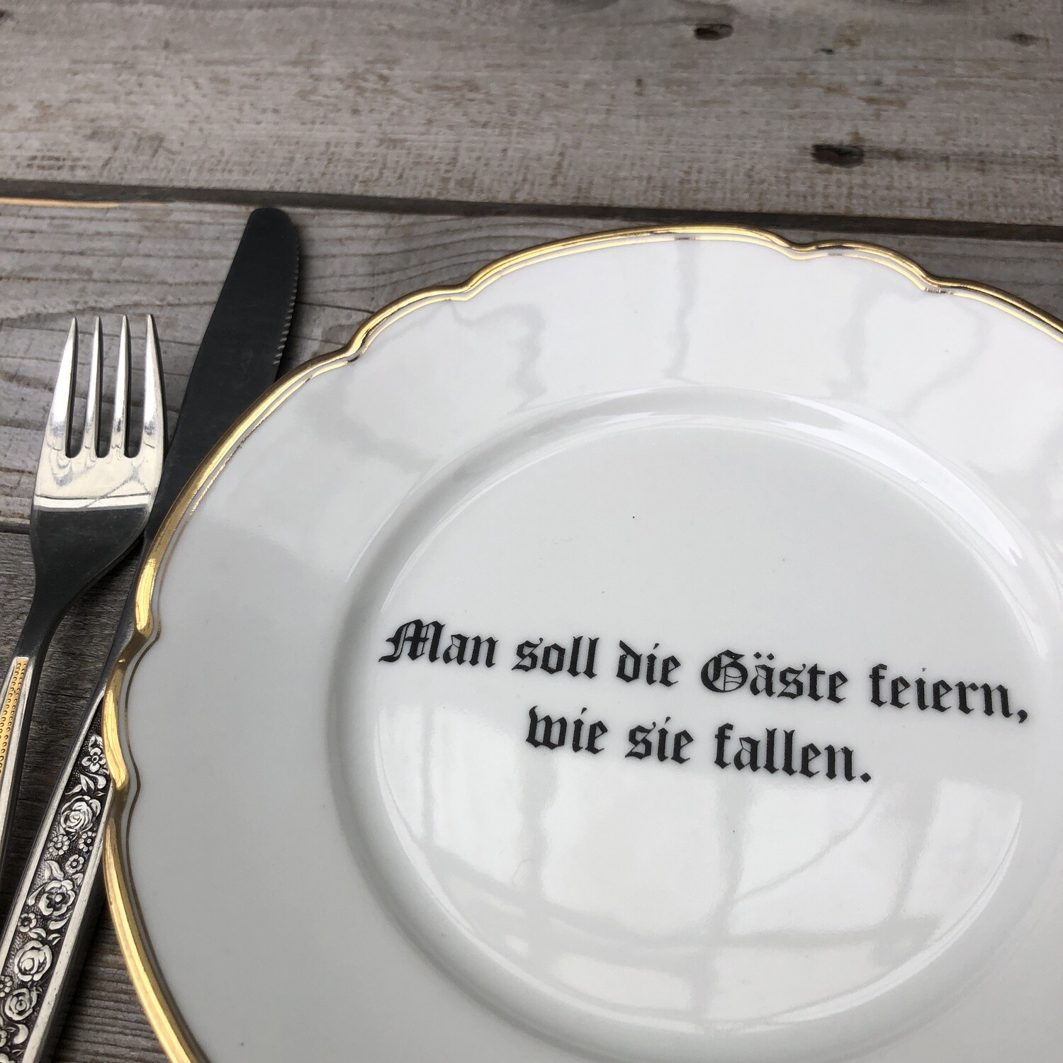 Porzellanteller >Man soll die Gäste feiern...<