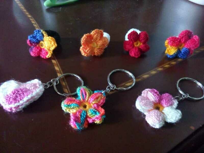 ACCESORIOS TEJIDOS EN CROCHET  MOÑAS Y LLAVEROS EN FORMA DE FLORES Y CORAZONES DESDE 5 MIL