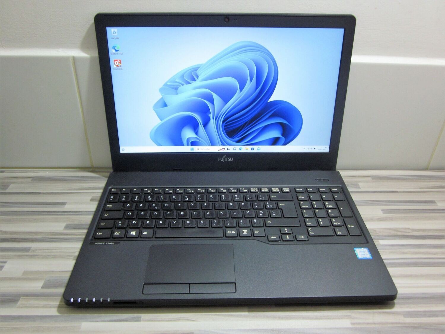 fujitsu lifebook a557 i5-7200u ram 8Go SSD 256Go Windows 11 professionnel