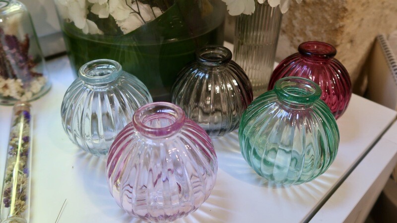 Vases boules striés