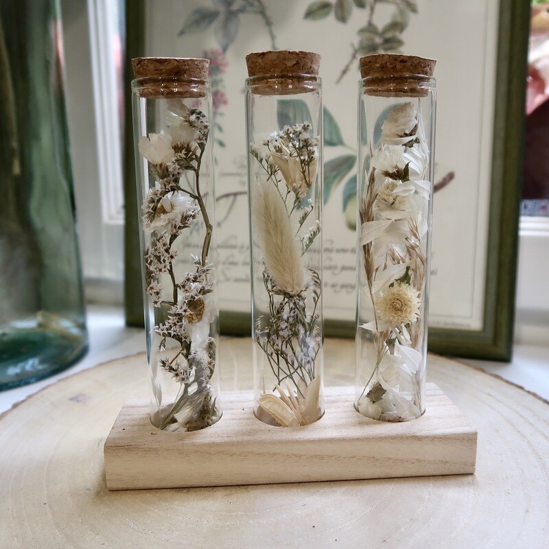 Trio de fioles fleuries sur socle en bois
