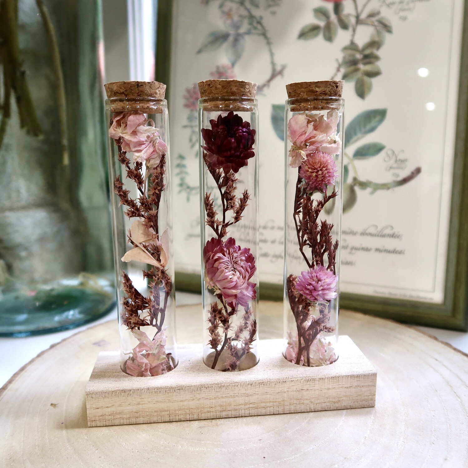 Trio de fioles fleuries sur socle en bois