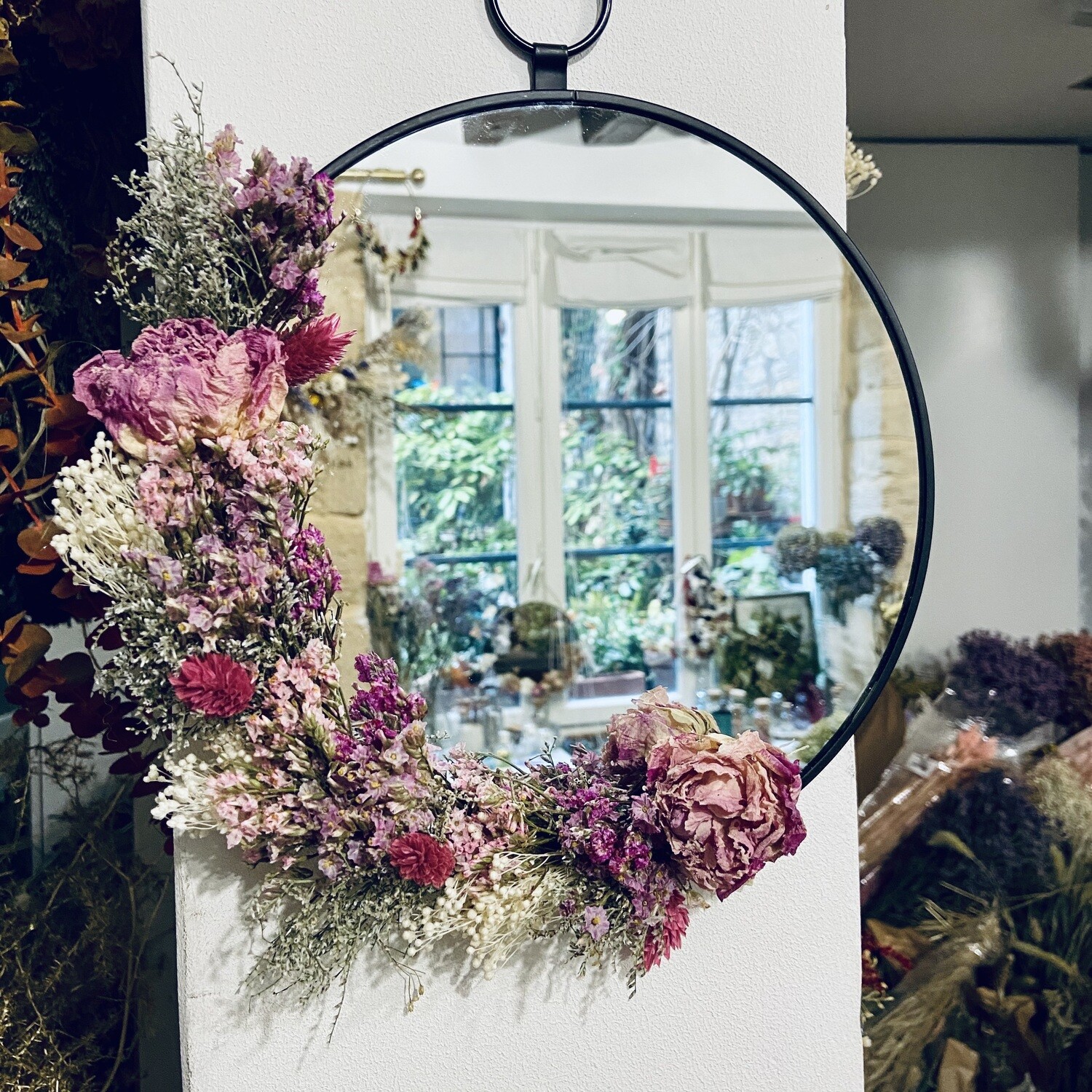 Miroir rond fleuri en laiton La Vie en Rose