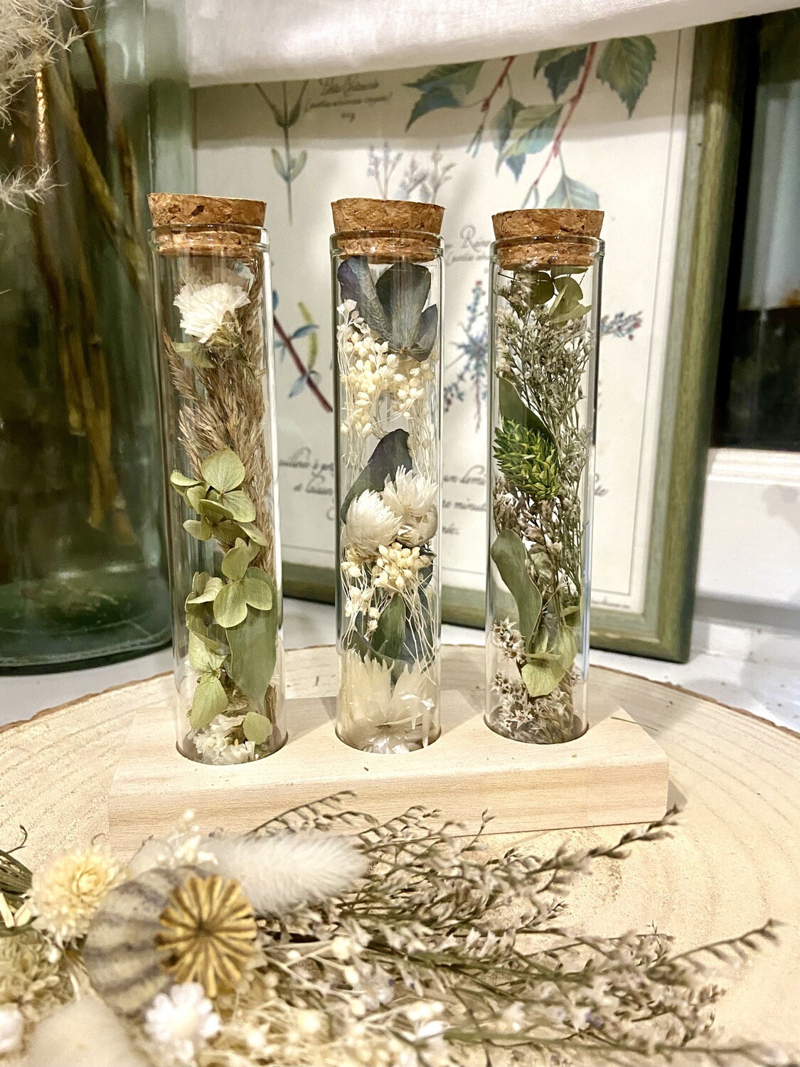 Trio de fioles fleuries sur socle en bois