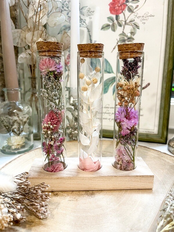 Trio de fioles fleuries sur socle en bois