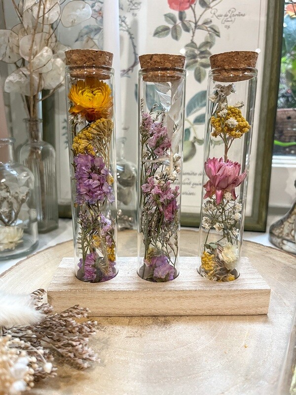 Trio de fioles fleuries sur socle en bois