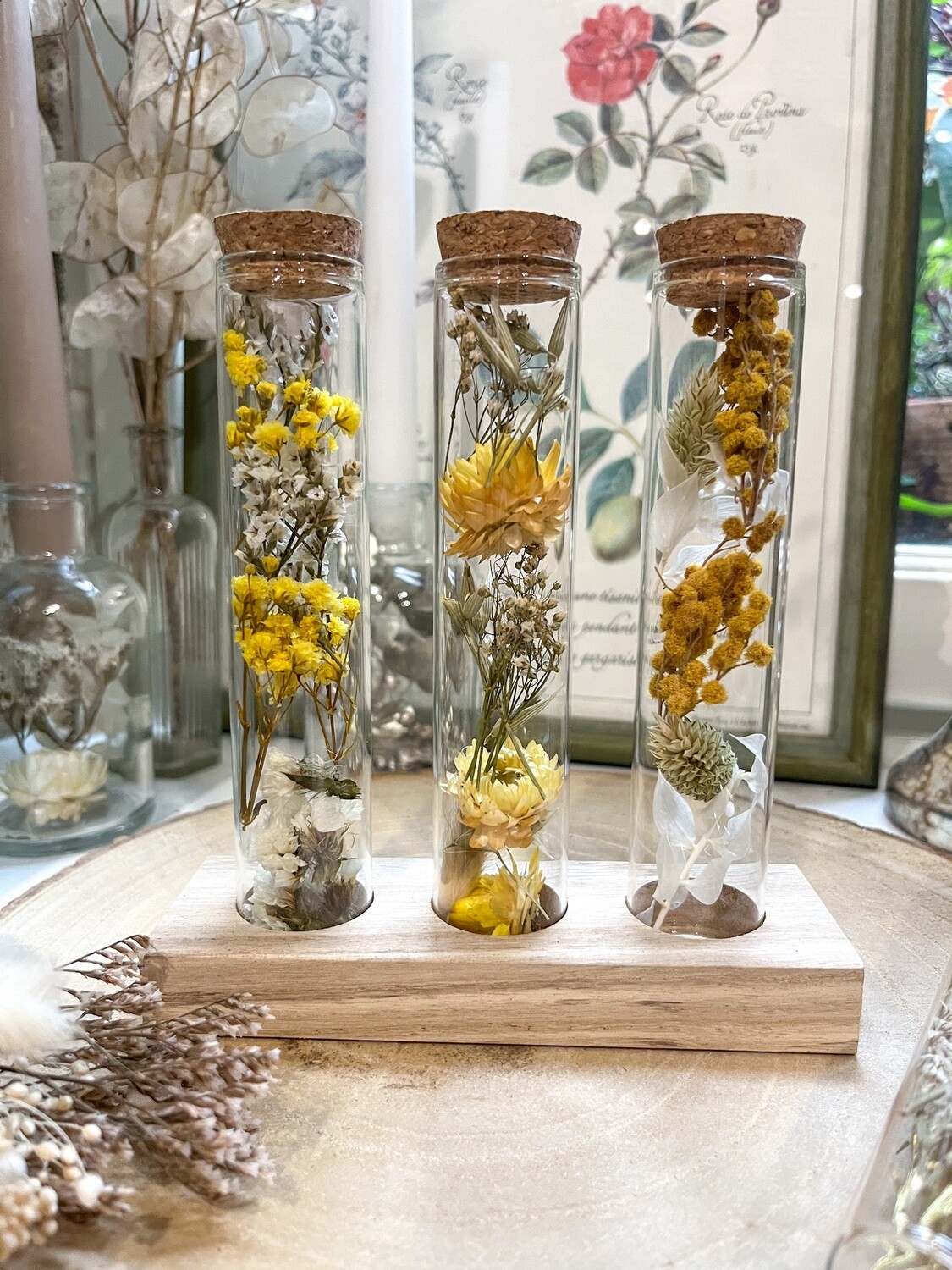 Trio de fioles fleuries sur socle en bois