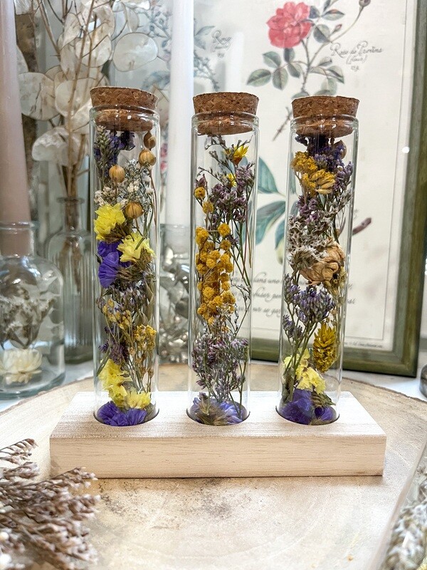 Trio de fioles fleuries sur socle en bois