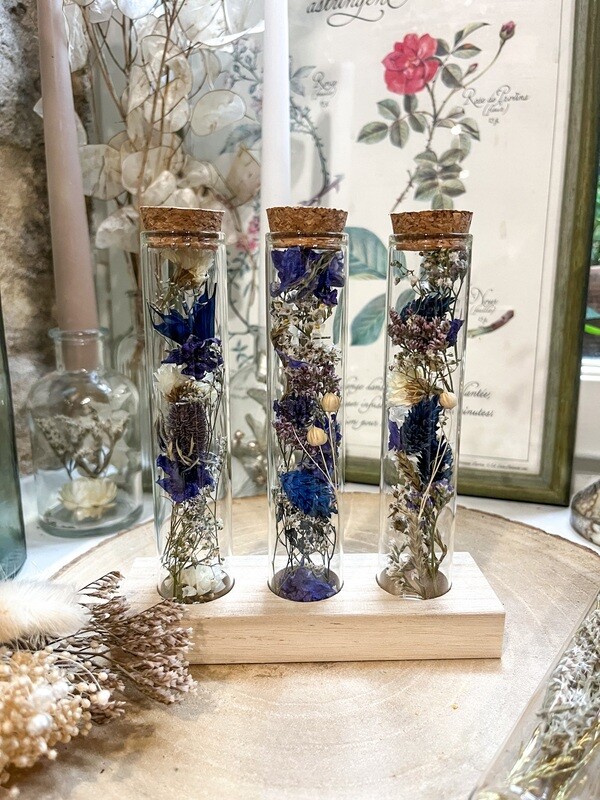 Trio de fioles fleuries sur socle en bois