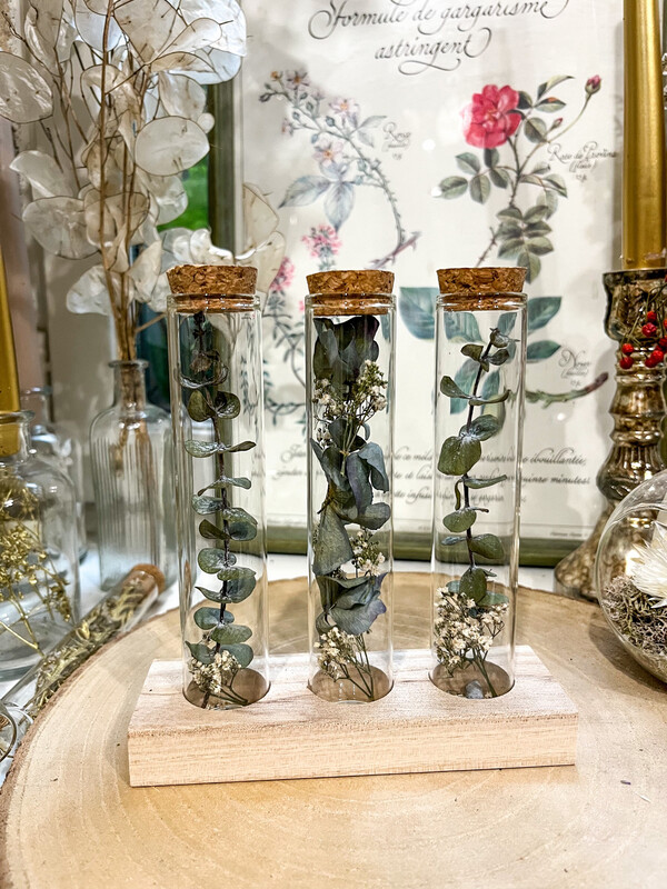 Trio de fioles fleuries sur socle en bois