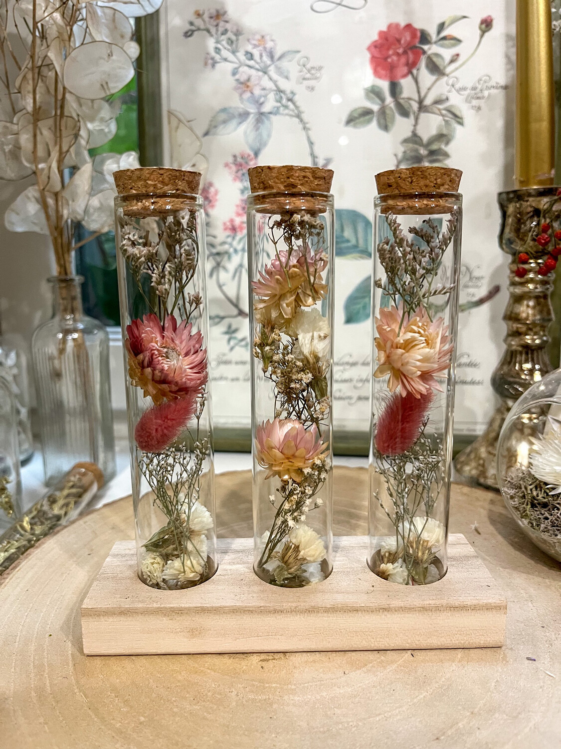 Trio de fioles fleuries sur socle en bois