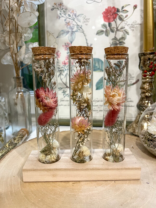Trio de fioles fleuries sur socle en bois