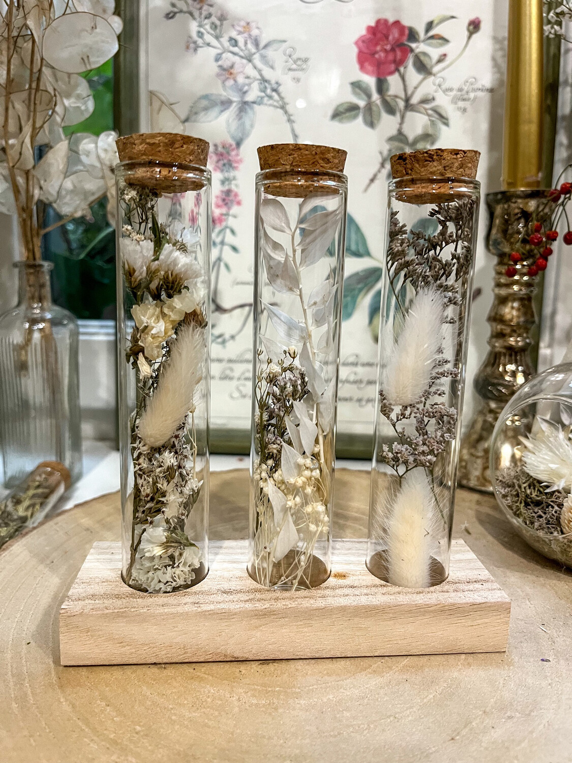 Trio de fioles fleuries sur socle en bois