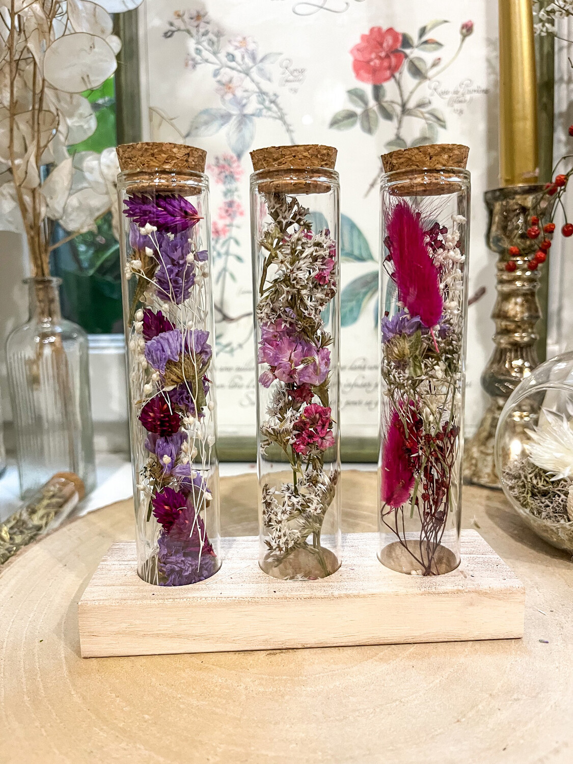 Trio de fioles fleuries sur socle en bois
