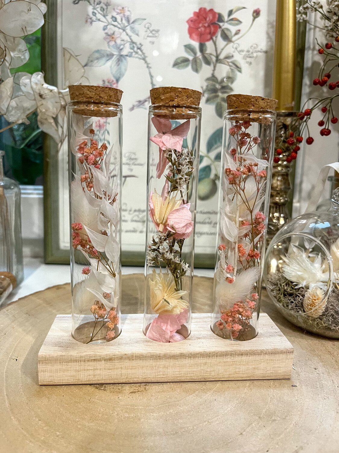 Trio de fioles fleuries sur socle en bois