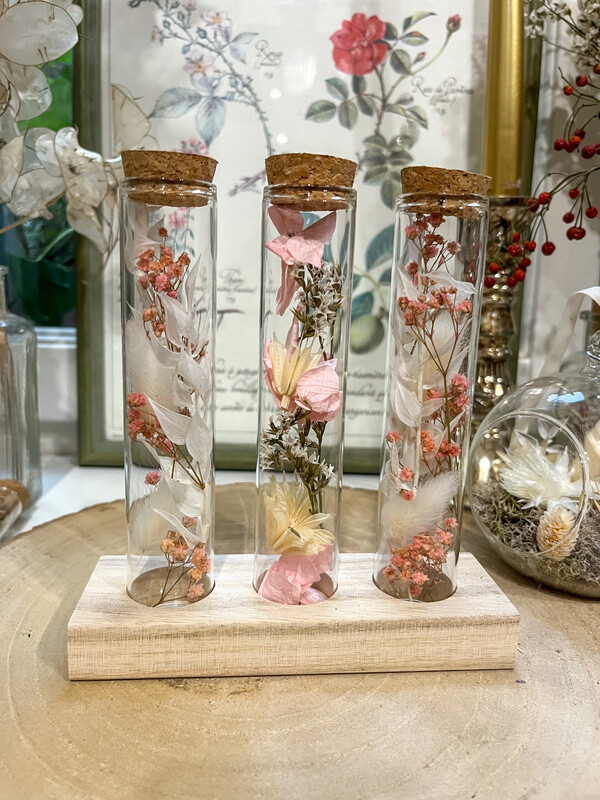 Trio de fioles fleuries sur socle en bois