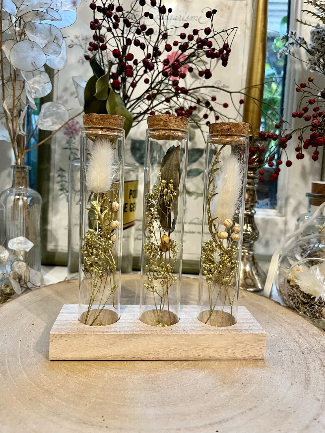 Trio de fioles fleuries sur socle en bois