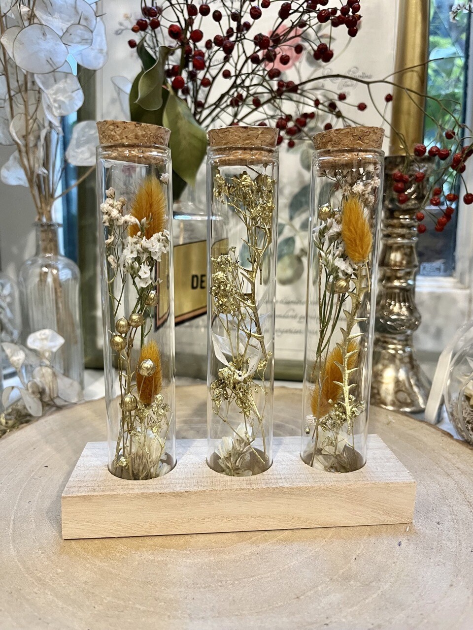 Trio de fioles fleuries sur socle en bois