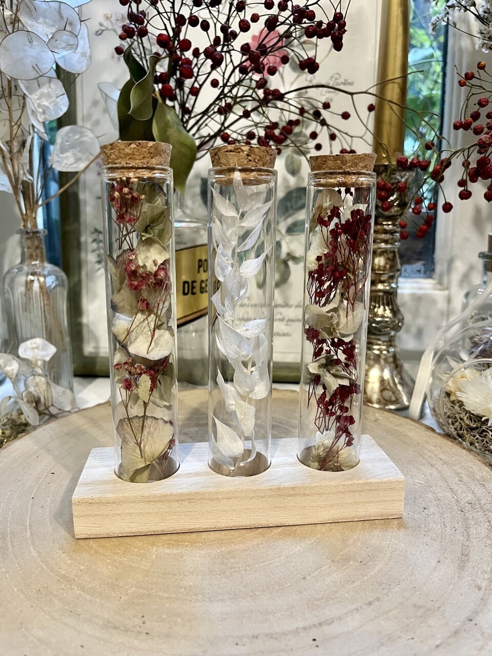 Trio de fioles fleuries sur socle en bois