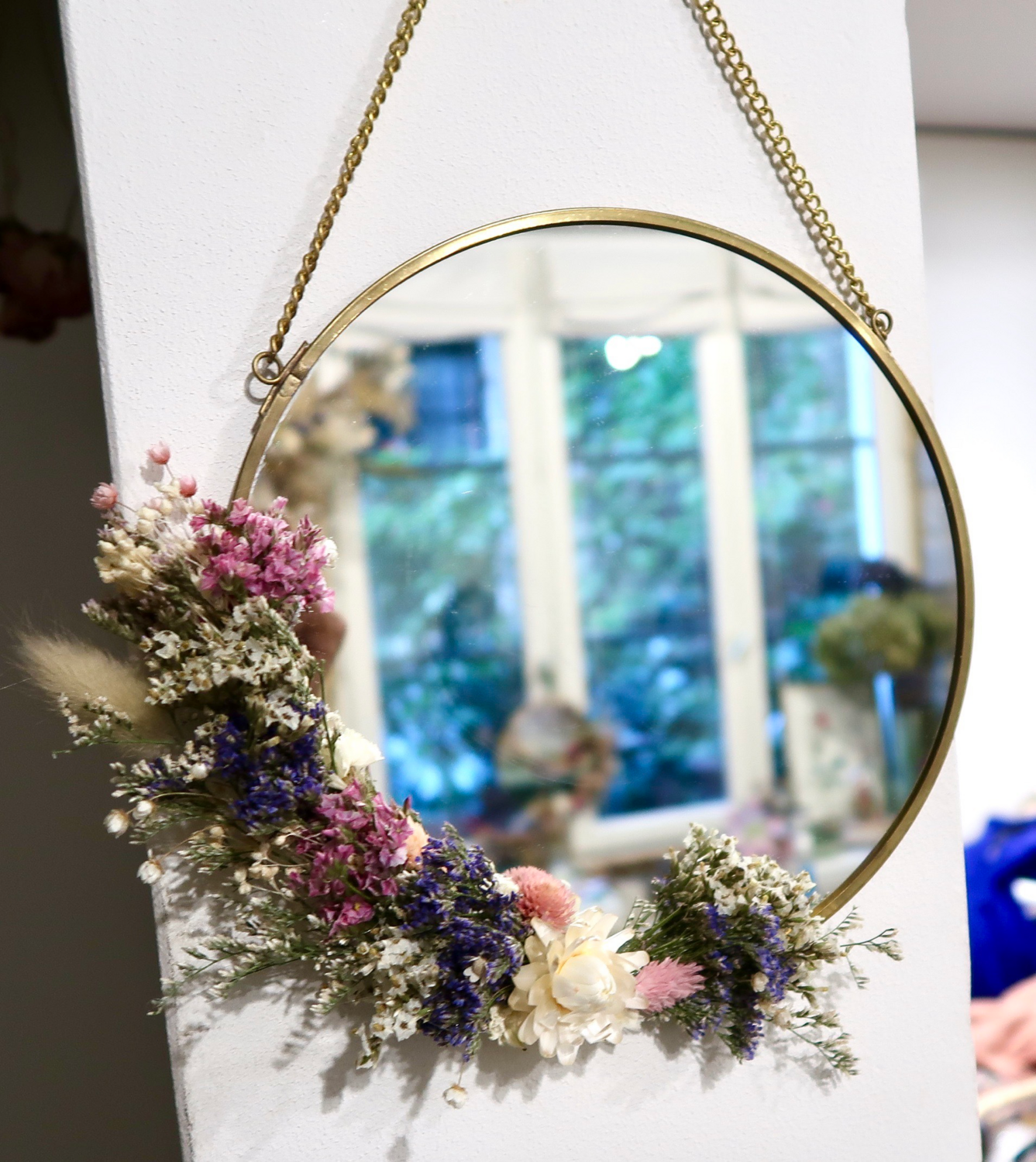 Miroir rond fleuri en laiton Rome