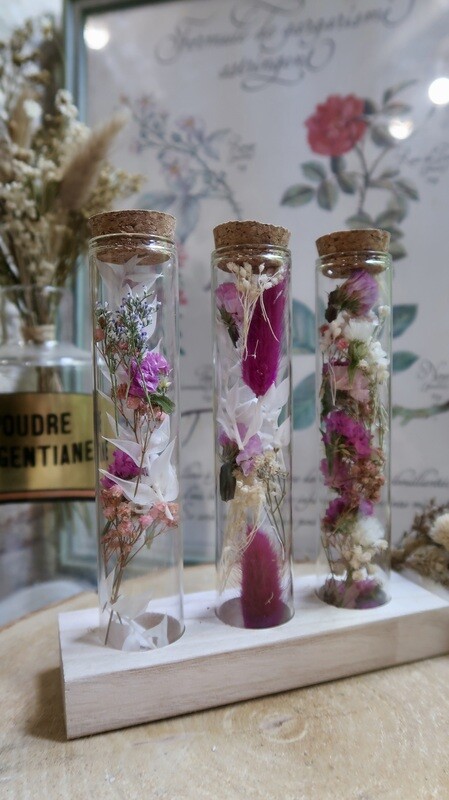 Trio de tubes fleuris sur socle en bois