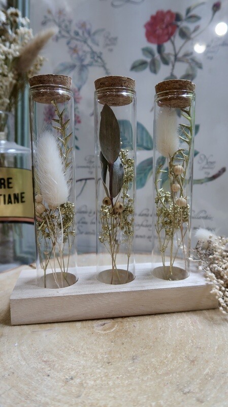 Trio de tubes fleuris sur socle en bois