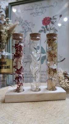 Trio de tubes fleuris sur socle en bois