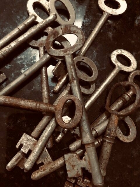 ANTIQUE SKELETON KEYS