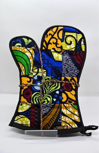 Handgenähte Ofenhandschuhe (2 Stück je Set) aus Ruanda Handgenähte Ofenhandschuhe (2 Stück je Set) aus Ruanda
