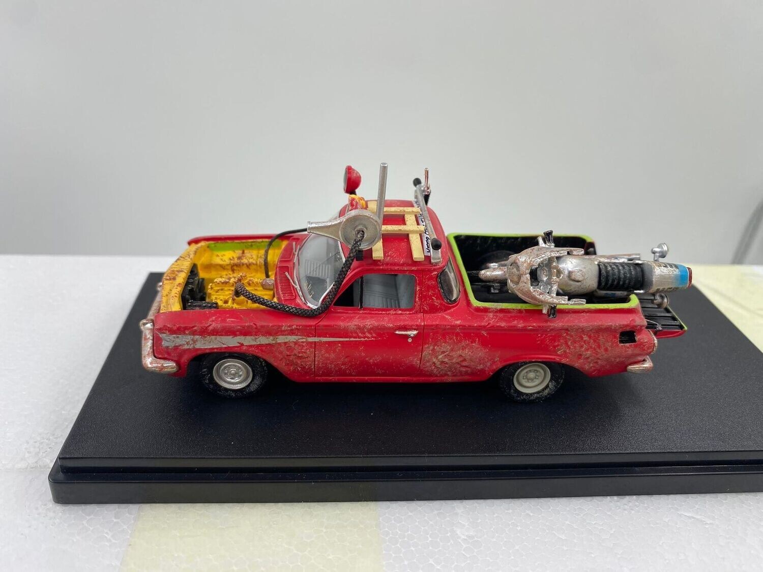 ACEDDA8 Model Cars Mad Max EJ Holden Ute with Goose's Bike
