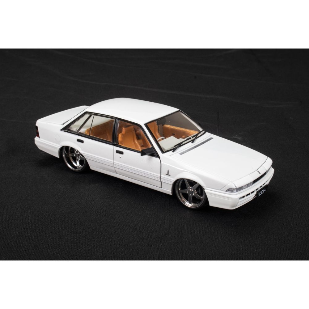 DDA706 1/24 Metallic White Custom Holden VL Calais DDA706 1/24 Metallic White Custom Holden VL Calais