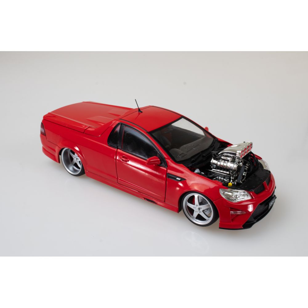 DDA031 1/24 Red Supercharged VF Maloo GTSR Holden Ute DDA031 1/24 Red Supercharged VF Maloo GTSR Holden Ute