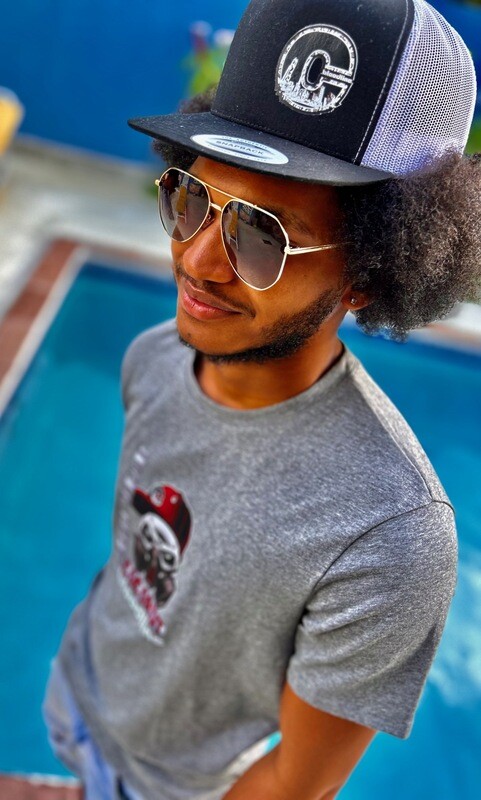 GRAY TSHIRT WITH STREETWEAR PRINT