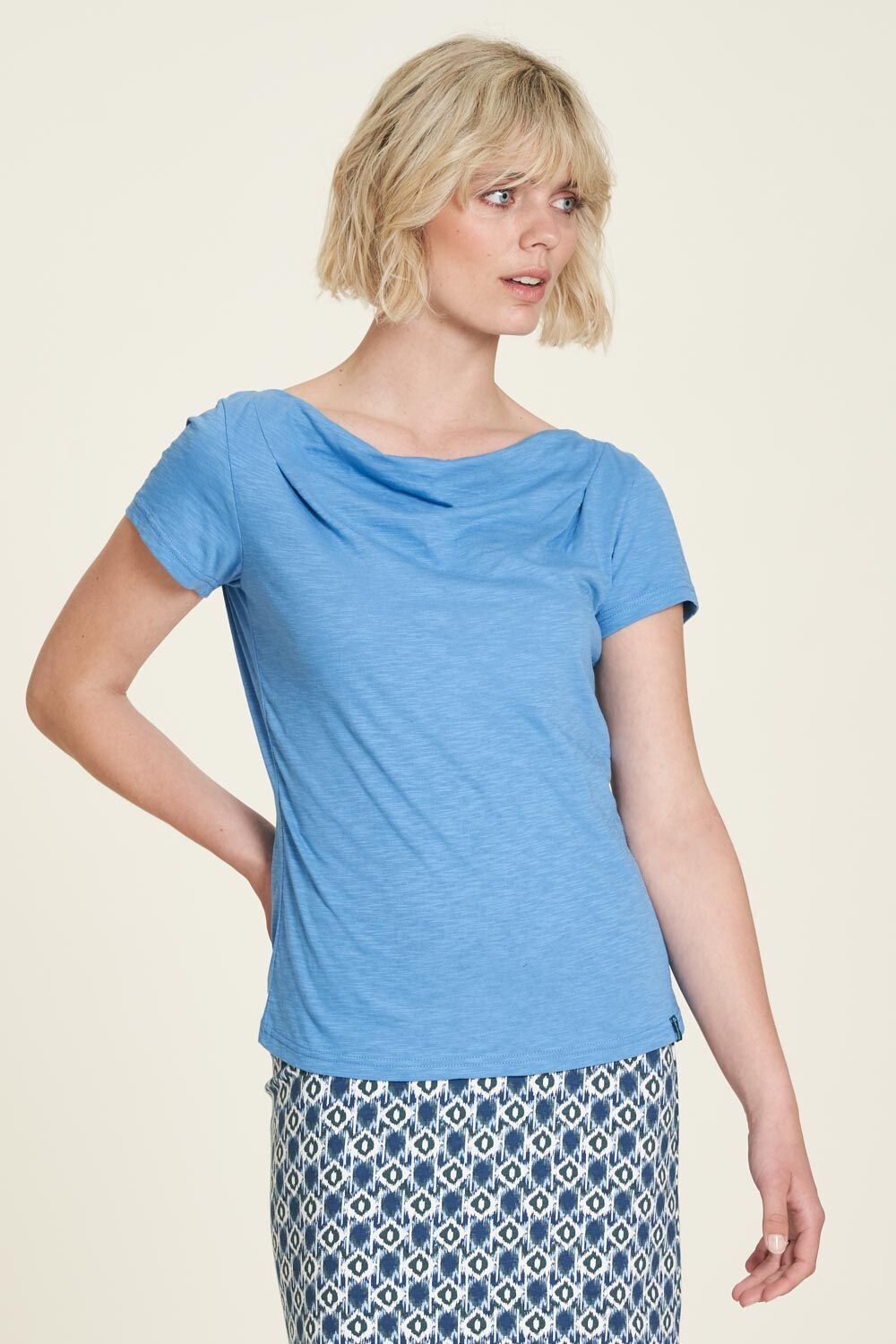 T-Shirt mit Wasserfallausschnitt